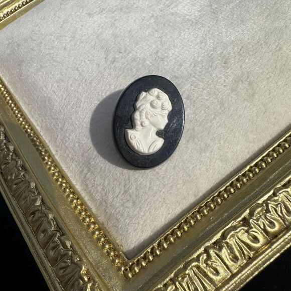 Cameo Brooch Black and White Cameo - Picture 5 of 6